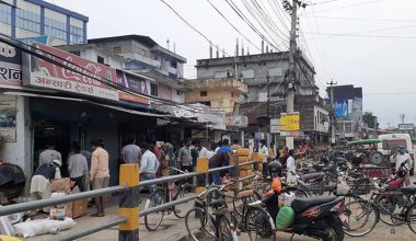 सामाजिक दूरी कायम नगरी सामान गरिद गर्दै उपभोक्ता