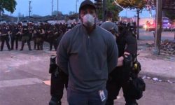 टेलिभिजनमा प्रत्यक्ष रिपोर्टिङ्ग गरिरहेका पत्रकारलाई लगाइयो हतकडी