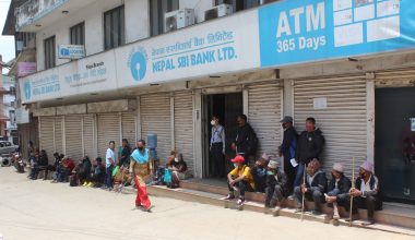 बन्दाबन्दीमा बैंकमा पेन्सन लिन आएका वृद्धवृद्धा (फोटो)