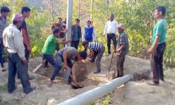 बिजुलीको पोल गाड्दै स्थानीयवासी