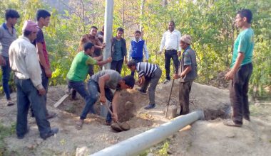 बिजुलीको पोल गाड्दै स्थानीयवासी