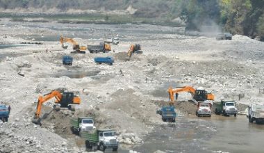 तामाकोसीमा चरम दोहन, नदीले धार नै बदल्न थाल्यो