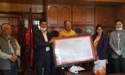 भूमि व्यावस्था मन्त्री अर्यालद्वारा अध्यावधिक नक्सा हस्तान्तरण