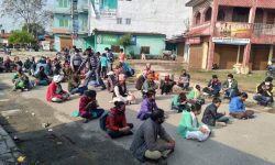घर जान पाउनुपर्ने माग गर्दै नेपालगञ्ज विमानस्थलमा धर्ना