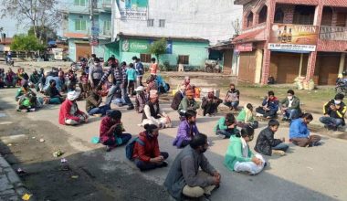 घर जान पाउनुपर्ने माग गर्दै नेपालगञ्ज विमानस्थलमा धर्ना