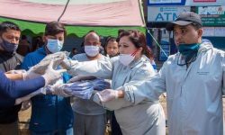 व्यक्तिगत रुपमा पिपिई सहयोग गर्दै समाजसेवी भण्डारी