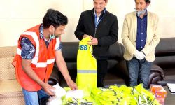 कोरोना संक्रमणमा खटिएका पत्रकारलाई प्रेस ज्याकेट, पञ्जा र मास्क हस्तान्तरण