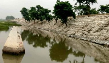 लकडाउनका बेला दशगजा मिचेर बाँध बनाउँदै भारत