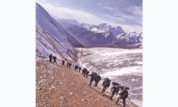 हिउँ छिचोल्दै हिल्सामा सशस्त्र प्रहरी