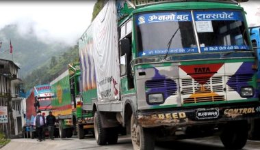 पहिरो खसेपछि तातोपानी भएर भित्रिने मालवाहक सवारी साधन बाटोमै अलपत्र