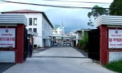 स्वास्थ्यकर्मीमाथि दुर्व्यवहार गर्नेलाई कडा कारबाही गर्न गृहको निर्देशन