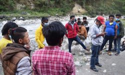 गाउँ प्रवेशमा रोकपछि मजदूर अलपत्र (फाटो)