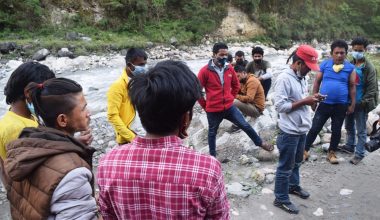 गाउँ प्रवेशमा रोकपछि मजदूर अलपत्र (फाटो)