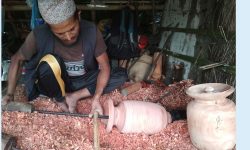 काठको सामग्री बनाउँदै चुँदारा (फोटो)