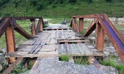 सेती नदीमाथि निर्माण गरिएको काठे पुल जीर्ण अवस्थामा