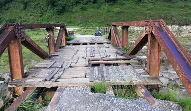 सेती नदीमाथि निर्माण गरिएको काठे पुल जीर्ण अवस्थामा