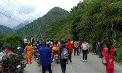 पहिरोले पृथ्वीराजमार्ग अवरुद्ध सर्वसाधारण जाममा (फोटो)