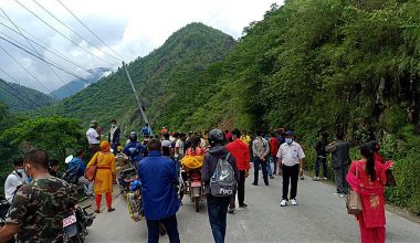 पहिरोले पृथ्वीराजमार्ग अवरुद्ध सर्वसाधारण जाममा (फोटो)
