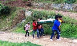 बर्खाका कारण सडक अवरुद्ध भएपछि सुत्केरीलाई स्ट्रेचरमा बाेकेर घर लगिदै