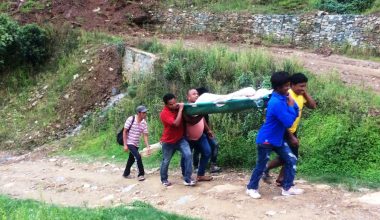 बर्खाका कारण सडक अवरुद्ध भएपछि सुत्केरीलाई स्ट्रेचरमा बाेकेर घर लगिदै