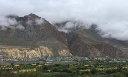 बादलको घुम्टोमुनि जोमसोम बजार (फोटो)