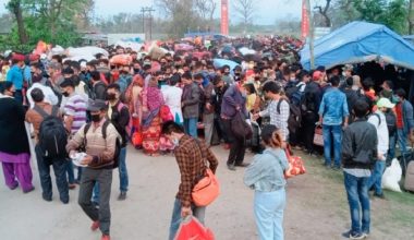 गड्डाचौकीबाट दैनिक सयौंको संख्यामा नेपालीहरु भित्रदैंस् परीक्षण नहुंदा संक्रमणको जोखिम बढ्दो