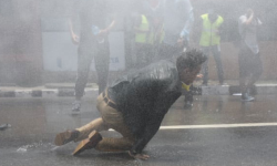 शान्तिपूर्ण प्रदर्शनमा रहेका युवाहरु माथि सरकारको दमन, प्रहरीले वर्षायो पानीका फोहरा !