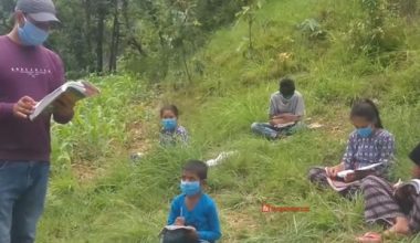 टोलटोलमा कक्षा सञ्चालन गर्ने