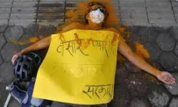 बेसार र रातो रंग दलेर सरकार विरोधी प्रदर्शन