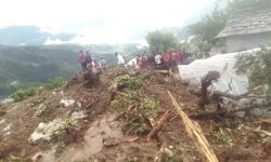 पर्वतमा पहिरोले पुरिएर पाँच  जनाको मृत्यु, चार जना अझै बेपत्ता, खोजीकार्य जारी