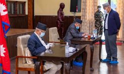 स्थायी समितिको वैठकमा प्रधानमन्त्री मोवाईलमा व्यस्त