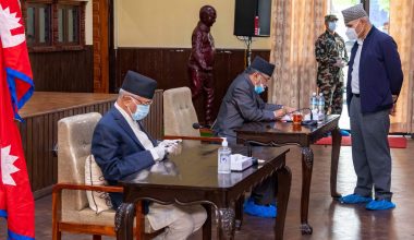 स्थायी समितिको वैठकमा प्रधानमन्त्री मोवाईलमा व्यस्त