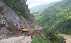 पृथ्वी राजमार्गमा सडक भासिदा यातायात अवरुद्ध