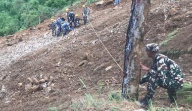 पाल्पामा पहिरोले चारवटा गाडी बगायो, यस्तो छ यात्रुको अवस्था !