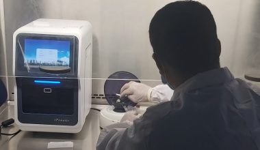 सुदूरपश्चिममा एउटामात्रै पीसीआर मेसिन, साढे पाँच हजार नमुना नतिजाको पर्खाइमा