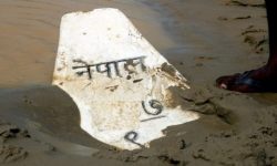 वर्षाका कारण सीमास्तम्भ ढल्यो