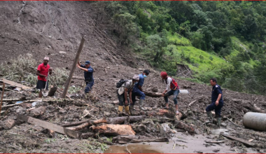 पहिरो पीडित भन्छन्, ‘तान्दातान्दै श्रीमती र छोरीलाई पुर्यो’
