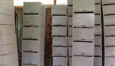 मौरीको पकेट क्षेत्रमा आधुनिक घार वितरण