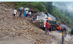 पहिरोमा फसेको मालवाहक ट्रक