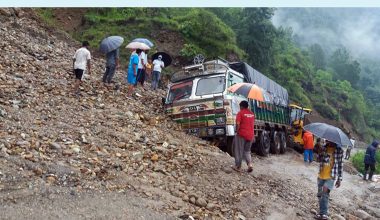 पहिरोमा फसेको मालवाहक ट्रक