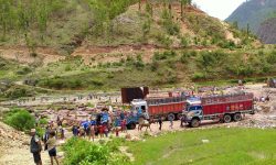 बाटो अवरुद्धले काठ ढुवानीमा समस्या