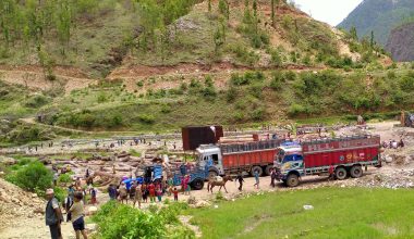 बाटो अवरुद्धले काठ ढुवानीमा समस्या