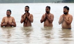 देवघाटमा स्नान गर्दै युवा