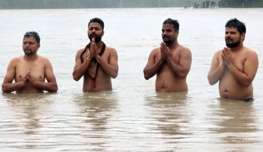 देवघाटमा स्नान गर्दै युवा