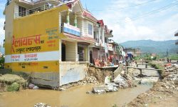 खोलाले कटान गरेका कारण जोखिममा घर