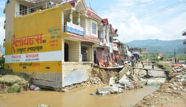 खोलाले कटान गरेका कारण जोखिममा घर