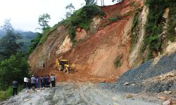 लोकमार्गको पहिरो पन्छाइँदै