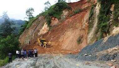 लोकमार्गको पहिरो पन्छाइँदै