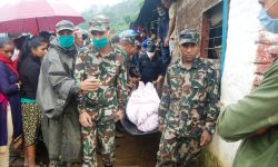 पहिरोमा परि मृत्यु भएकाको शव परीक्षणका लागि अस्पताल लैजाँदै