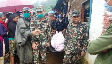 पहिरोमा परि मृत्यु भएकाको शव परीक्षणका लागि अस्पताल लैजाँदै